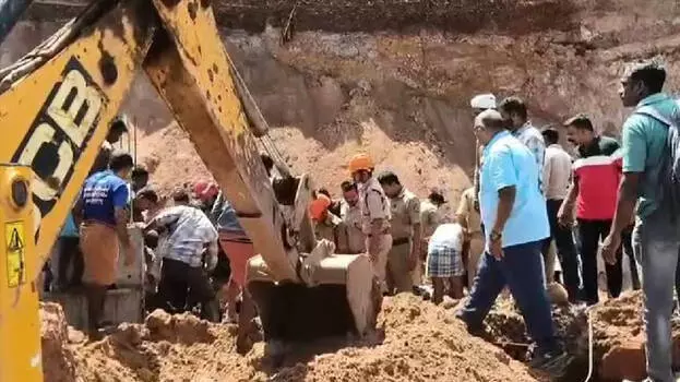 Kerala: राष्ट्रीय राजमार्ग निर्माण के दौरान पहाड़ी ढहने से 18 वर्षीय युवक की दर्दनाक मौत Kerala: राष्ट्रीय राजमार्ग निर्माण के दौरान पहाड़ी ढहने से 18 वर्षीय युवक की दर्दनाक मौत