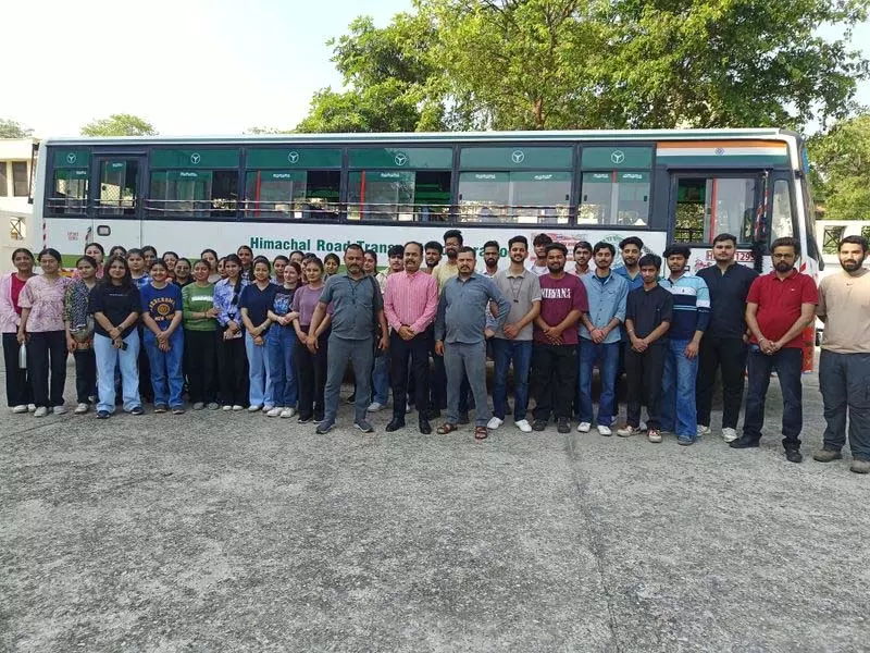 HRTC बस जम्मू-कश्मीर से छात्रों को वापस लेकर आई HRTC बस जम्मू-कश्मीर से छात्रों को वापस लेकर आई