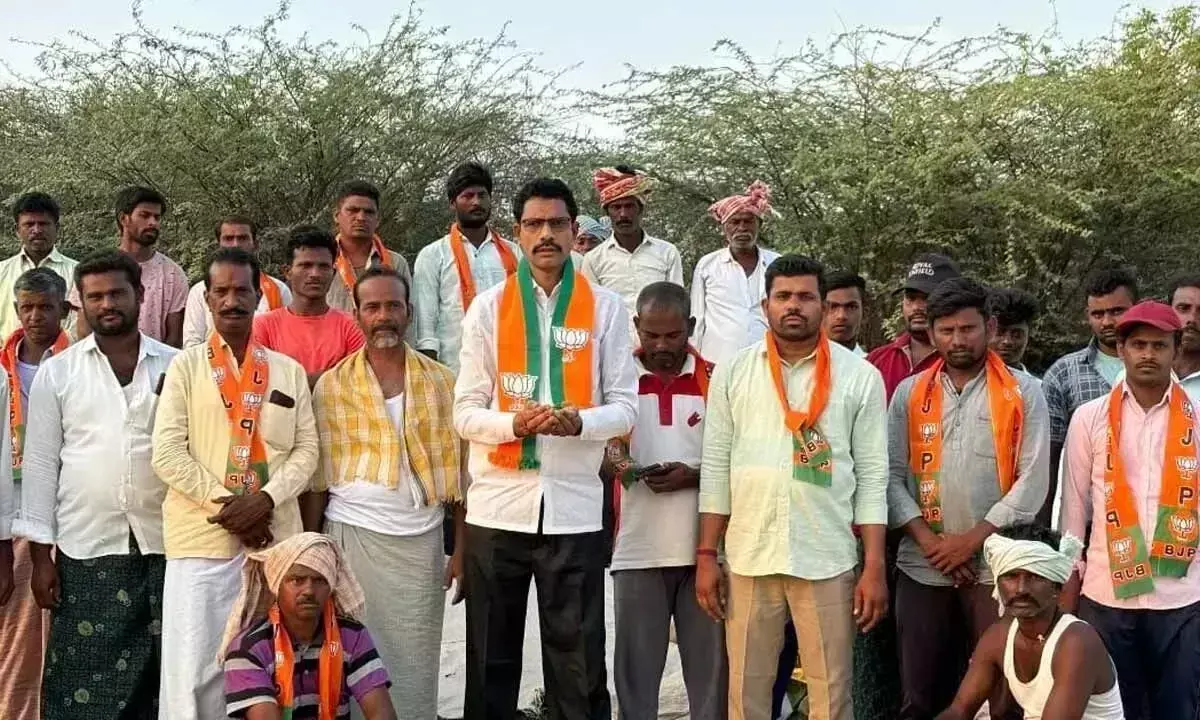 Telangana: भाजपा ने वेणीसोमपुरम में तत्काल धान खरीद की मांग की Telangana: भाजपा ने वेणीसोमपुरम में तत्काल धान खरीद की मांग की