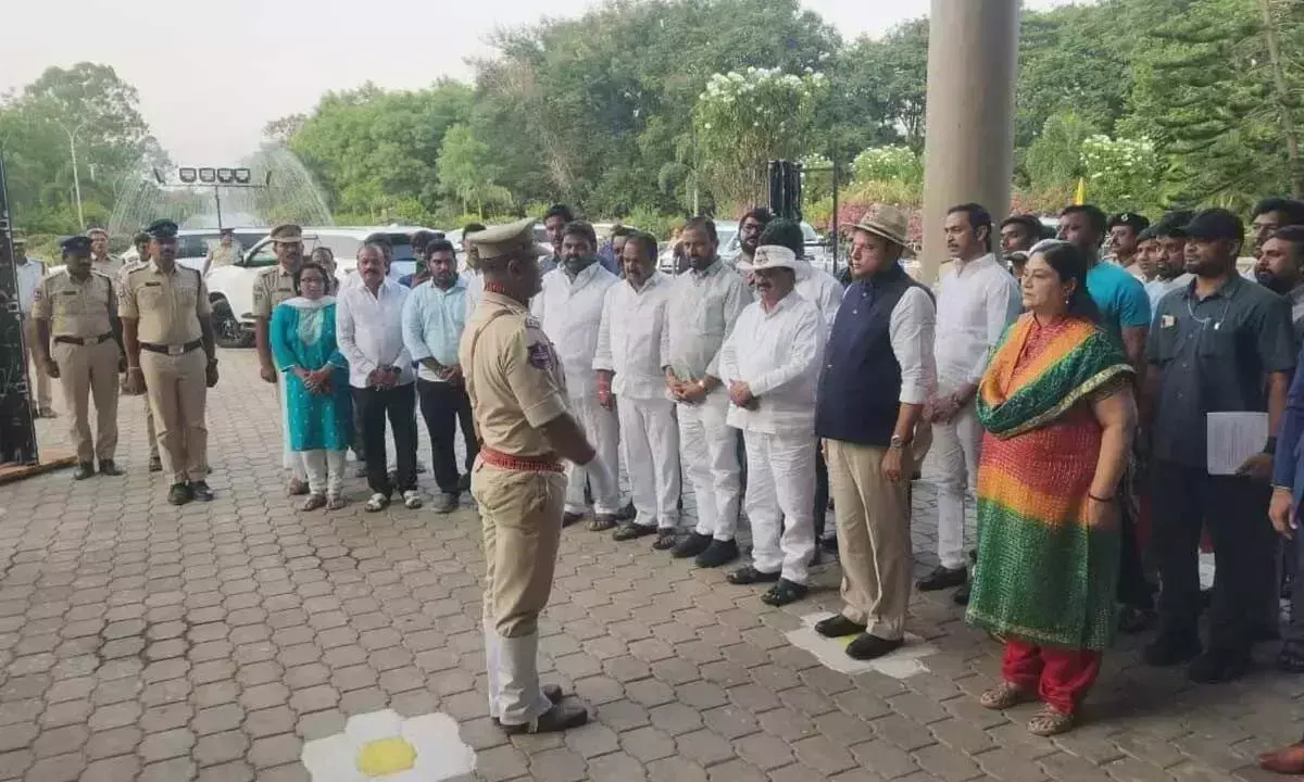 Telangana: मंत्री के उत्साहवर्धक भाषण से चेरलापल्ली के कैदियों को मिली प्रेरणा Telangana: मंत्री के उत्साहवर्धक भाषण से चेरलापल्ली के कैदियों को मिली प्रेरणा