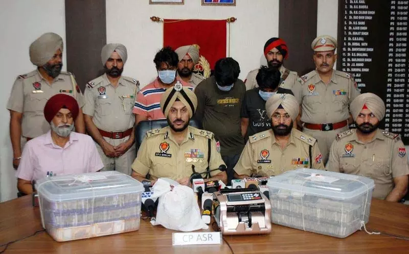 Amritsar: नार्को हवाला गिरोह का भंडाफोड़, तुर्की स्थित तस्कर के 3 सदस्य गिरफ्तार Amritsar: नार्को हवाला गिरोह का भंडाफोड़, तुर्की स्थित तस्कर के 3 सदस्य गिरफ्तार