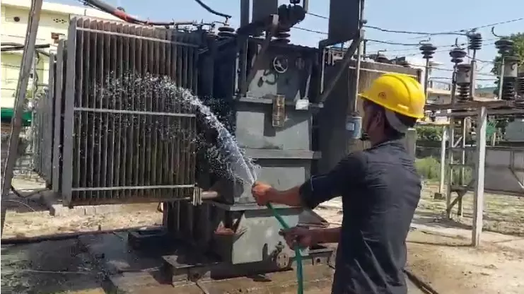 Bareilly: लोड बढ़ते ही बिजली विभाग सतर्क, ट्रांसफार्मरों की निगरानी तेज़ Bareilly: लोड बढ़ते ही बिजली विभाग सतर्क, ट्रांसफार्मरों की निगरानी तेज़