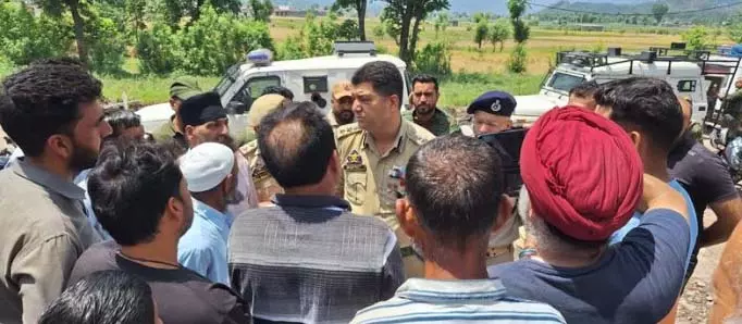 SSP ने एलओसी के गांवों का दौरा कर जमीनी हालात का जायजा लिया SSP ने एलओसी के गांवों का दौरा कर जमीनी हालात का जायजा लिया