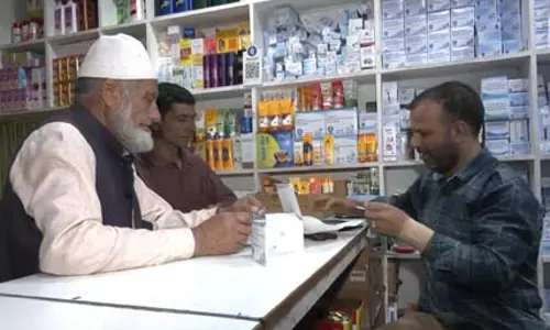 जम्मू-कश्मीर: जन औषधि केंद्रों से सस्ती दवाएं पाकर राहत महसूस कर रहे बारामुला के निवासी