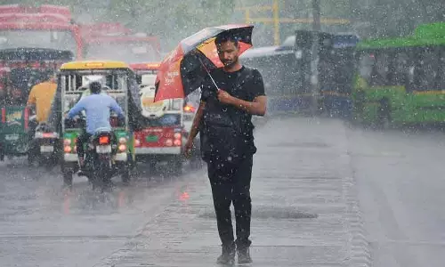 Delhi: धूल भरी आंधी और बारिश से राष्ट्रीय राजधानी में गर्मी से राहत मिली Delhi: धूल भरी आंधी और बारिश से राष्ट्रीय राजधानी में गर्मी से राहत मिली