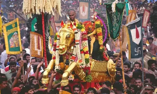 Tamil Nadu : हरे रेशमी वस्त्र पहने कल्लझगर वैगई नदी से उठे Tamil Nadu : हरे रेशमी वस्त्र पहने कल्लझगर वैगई नदी से उठे
