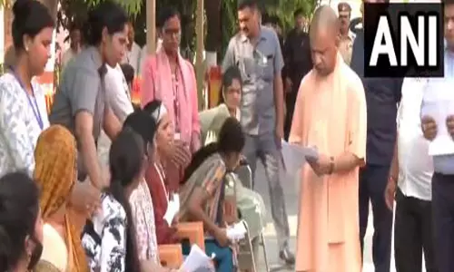 CM Yogi ने गोरखनाथ मंदिर में जनता दर्शन किया