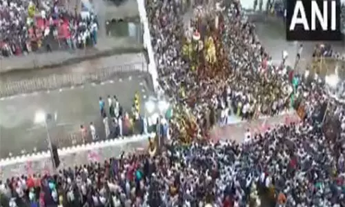 चिथिरई उत्सव: भगवान कल्लझागर ने Tamil Nadu के मदुरै में वैगई नदी में भव्य प्रवेश किया