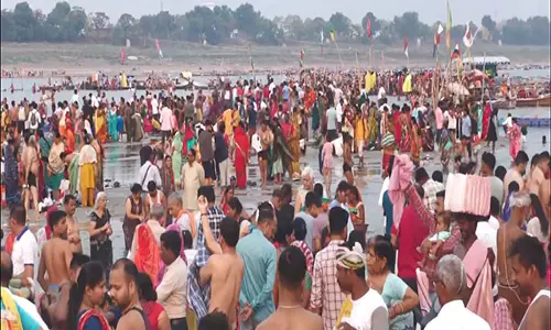 वैशाख पूर्णिमा पर श्रद्धालुओं ने Sangam में पवित्र डुबकी लगाई