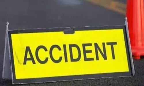 कार पेड़ से टकराई: एक युवक की मौत, चार घायल