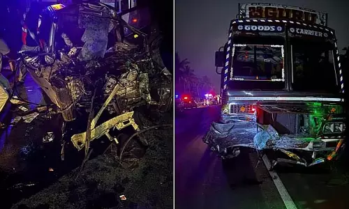 चित्रदुर्ग: इनोवा और लॉरी में टक्कर, तीन की मौके पर ही मौत, कार पूरी तरह क्षतिग्रस्त चित्रदुर्ग: इनोवा और लॉरी में टक्कर, तीन की मौके पर ही मौत, कार पूरी तरह क्षतिग्रस्त