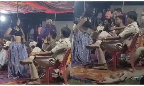 बार बालाओं का डांस देखकर पुलिस वर्दी में झूमने लगे दारोगा, हुआ एक्शन