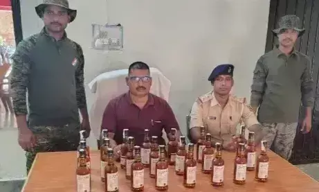 Nawada: शराब तस्करी का भंडाफोड़, 22 बोतलें बरामद, आरोपी फरार