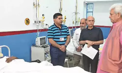 गोलाबारी में घायल नागरिकों से मिलने GMC जम्मू पहुंचे एलजी