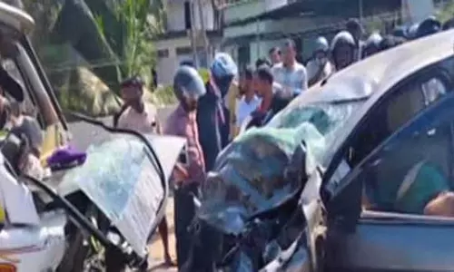Kozhikode में कार-टेंपो ट्रैवलर की टक्कर में चार लोगों की मौत