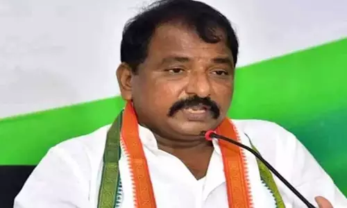 YSRCP ने विदादला रजनी पर हमले की निंदा की YSRCP ने विदादला रजनी पर हमले की निंदा की