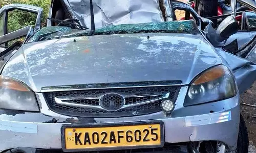 कार पेड़ से टकराई: बेंगलुरु के युवक की मौत कार पेड़ से टकराई: बेंगलुरु के युवक की मौत