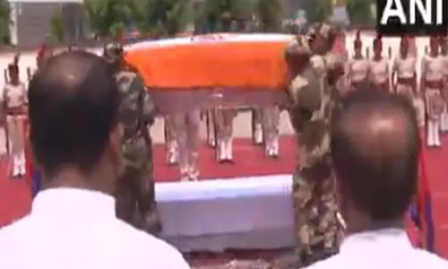 Bihar के नेताओं ने बीएसएफ सब-इंस्पेक्टर मोहम्मद इम्तियाज को श्रद्धांजलि दी Bihar के नेताओं ने बीएसएफ सब-इंस्पेक्टर मोहम्मद इम्तियाज को श्रद्धांजलि दी