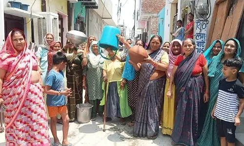 Haryana : भिवानी की महिलाओं ने मटके फोड़े, जल संकट के समाधान की मांग की