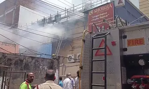 टी. नगर के रंगनाथन स्ट्रीट पर एक कपड़े की दुकान में भयानक आग