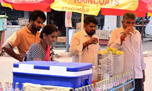 धारवाड़ जिले में बढ़ता तापमान: नारियल पानी और छाते का आह्वान धारवाड़ जिले में बढ़ता तापमान: नारियल पानी और छाते का आह्वान