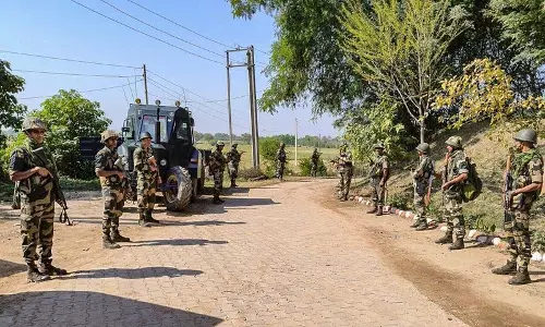 बंदूकें शांत होने के बाद Army ने कहा कि हाल के दिनों में नियंत्रण रेखा पर पहली बार शांति की रात रही बंदूकें शांत होने के बाद Army ने कहा कि हाल के दिनों में नियंत्रण रेखा पर पहली बार शांति की रात रही