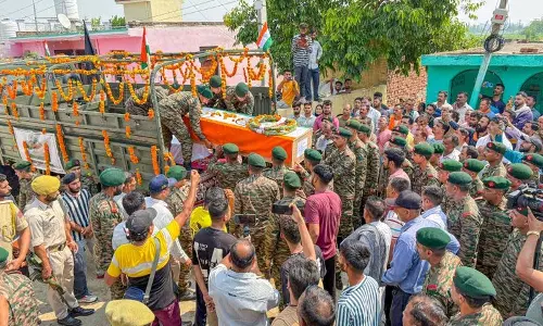 Pak गोलाबारी में शहीद हुए सैनिक का पार्थिव शरीर पूरे सैन्य सम्मान के साथ सुपुर्द-ए-खाक किया Pak गोलाबारी में शहीद हुए सैनिक का पार्थिव शरीर पूरे सैन्य सम्मान के साथ सुपुर्द-ए-खाक किया