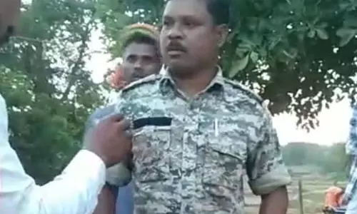 ग्रामीण को पीटने वाला पुलिस अधिकारी लाइन अटैच, वीडियो वायरल ग्रामीण को पीटने वाला पुलिस अधिकारी लाइन अटैच, वीडियो वायरल