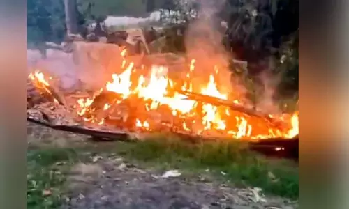 Kerala : किनारे पर लदी नाव और जाल जलकर खाक हो गये