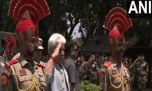 उपराज्यपाल मनोज सिन्हा ने पुष्पांजलि अर्पित करते हुए BSF कांस्टेबल दीपक चिंगाखम को श्रद्धांजलि दी