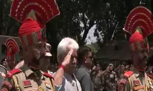 मनोज सिन्हा ने पुष्पांजलि अर्पित करते हुए BSF कांस्टेबल दीपक चिंगाखम को दी श्रद्धांजलि मनोज सिन्हा ने पुष्पांजलि अर्पित करते हुए BSF कांस्टेबल दीपक चिंगाखम को दी श्रद्धांजलि