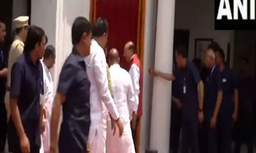 Delhi उपराज्यपाल ने विधानसभा में 500 केवी सौर ऊर्जा संयंत्र की आधारशिला रखने के लिए पट्टिका का अनावरण किया Delhi उपराज्यपाल ने विधानसभा में 500 केवी सौर ऊर्जा संयंत्र की आधारशिला रखने के लिए पट्टिका का अनावरण किया