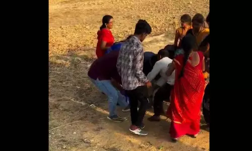 बाराती बस में तोड़फोड़ करने वाले युवक की जमकर हुई धुनाई, वीडियो