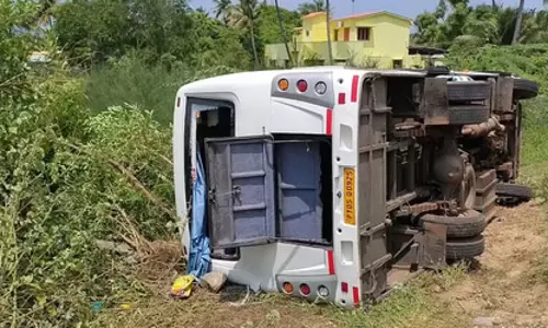 पर्यटकों से भरी वैन खाई में गिरी, कई की हालत गंभीर पर्यटकों से भरी वैन खाई में गिरी, कई की हालत गंभीर