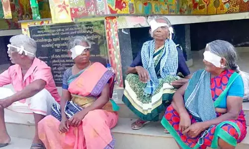 शिकायत है कि जिन लोगों की आंखों की सर्जरी हुई थी, उन्हें वापस नहीं लाया गया