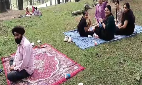 सीमा पर तनाव के कारण कश्मीर में पर्यटन कम हुआ, लेकिन जम्मू के पटनीटॉप में पर्यटकों की भीड़ उमड़ी