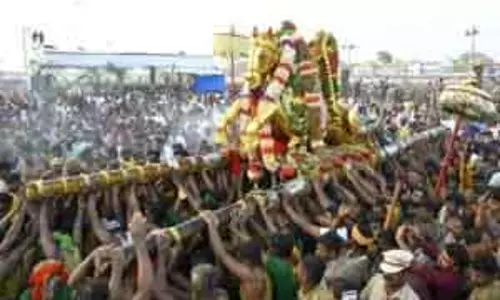 हरे रेशमी वस्त्रों में वैगई में उतरे कल्लाझगर, दिया समृद्धि और खुशी का संदेश हरे रेशमी वस्त्रों में वैगई में उतरे कल्लाझगर, दिया समृद्धि और खुशी का संदेश