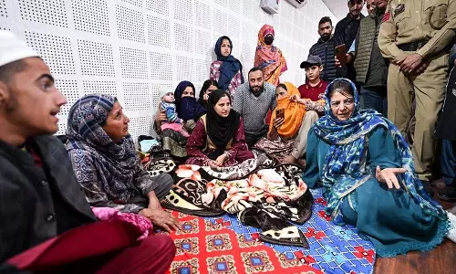 J&K: गोलाबारी प्रभावित सीमावर्ती कस्बों में राहत कार्य शुरू J&K: गोलाबारी प्रभावित सीमावर्ती कस्बों में राहत कार्य शुरू
