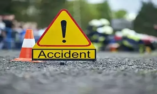 बस से उतरी एक यात्री को उसी बस ने टक्कर मार दी, जिससे उसका शरीर कुचल गया