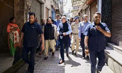 J&K CM : गोलाबारी प्रभावित पुंछ का दौरा किया, बंकरों के निर्माण की आवश्यकता पर बल दिया