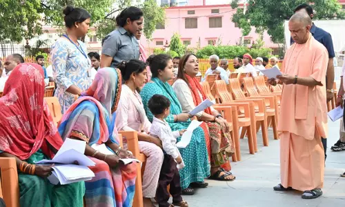 Gorakhpur: सीएम योगी ने अफसरों को सौंपी जिम्मेदारी, वंचितों को घर, बीमारों को उपचार Gorakhpur: सीएम योगी ने अफसरों को सौंपी जिम्मेदारी, वंचितों को घर, बीमारों को उपचार