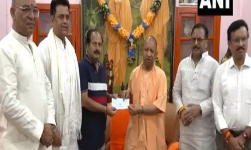 CM योगी आदित्यनाथ ने गोरखपुर अग्निकांड पीड़ित को 2 लाख रुपये की सहायता दी CM योगी आदित्यनाथ ने गोरखपुर अग्निकांड पीड़ित को 2 लाख रुपये की सहायता दी
