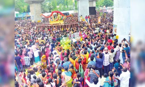 Vaigai में अज़गर के प्रवेश को देखने के लिए लाखों लोग मदुरै आते Vaigai में अज़गर के प्रवेश को देखने के लिए लाखों लोग मदुरै आते