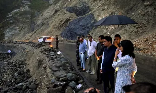 Sikkim : राजू बिस्सा ने एनएच-10 मरम्मत कार्य की समीक्षा की Sikkim : राजू बिस्सा ने एनएच-10 मरम्मत कार्य की समीक्षा की