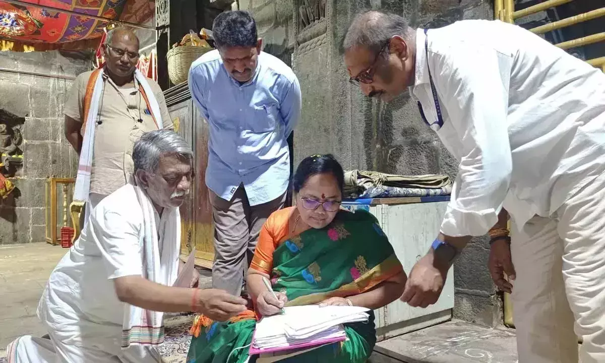 Andhra: सुजाता ने सिंहाचलम देवस्थानम के ईओ के रूप में कार्यभार संभाला Andhra: सुजाता ने सिंहाचलम देवस्थानम के ईओ के रूप में कार्यभार संभाला