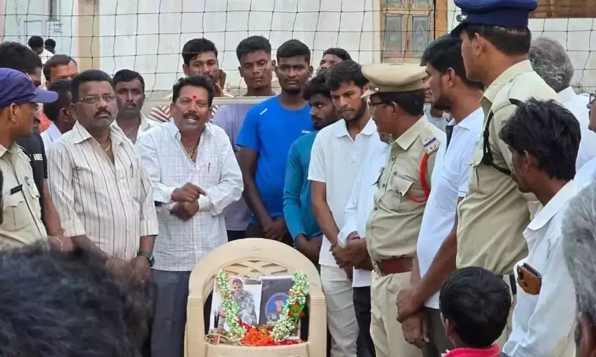 Andhra: शहीद नाइक के सम्मान में मोमबत्ती रैली निकाली गई
