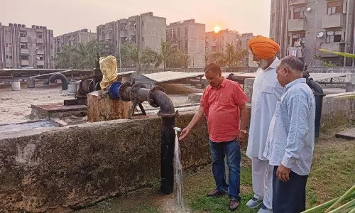 Chandigarh: अधिकारी लापरवाही बरतने के कारण निवासियों को गंदा पानी पीने को मजबूर होना पड़ रहा