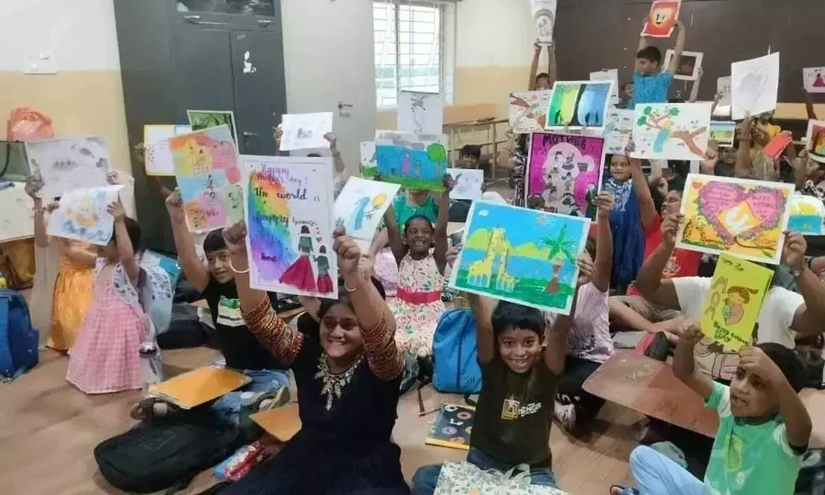 Andhra: कला प्रतियोगिता में छात्रों ने मां के प्यार का किया इजहार