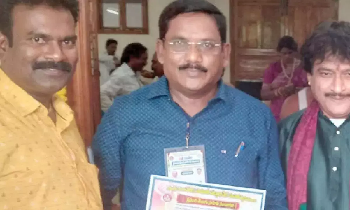 Telangana: सुरेश बाबू थोटामल्ला को कवि रत्न राष्ट्रीय पुरस्कार मिला