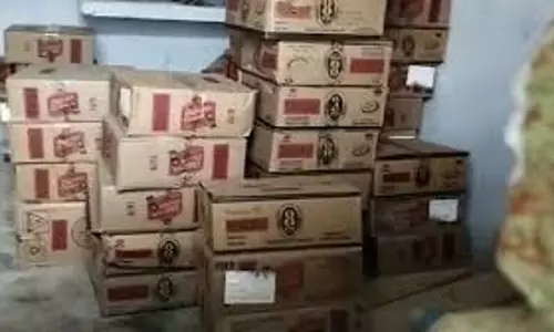 Ballia: शराब की दुकान के पीछे छिपाई गई 27 पेटी अवैध शराब बरामद